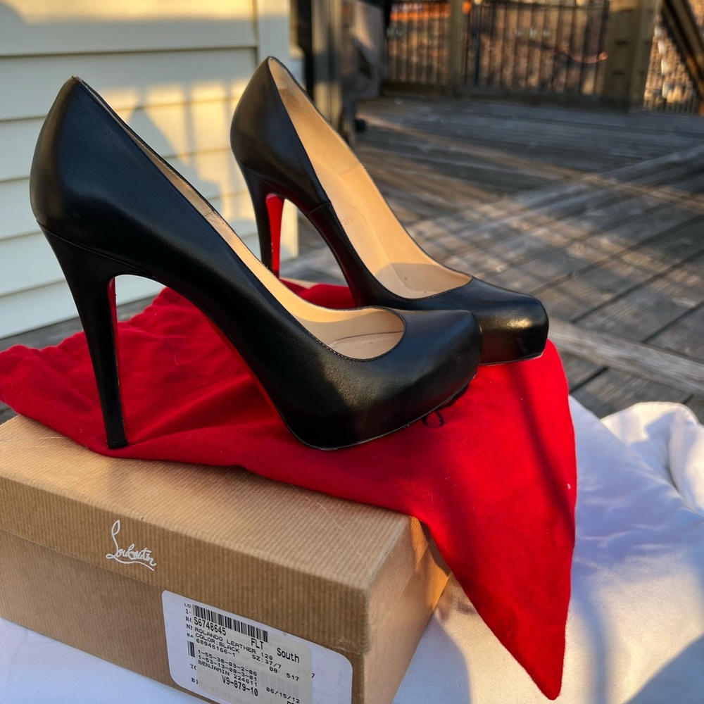 Christian Louboutin Rolando Leather 120 Heels
COLOR: BLACK
SZ: 37/7